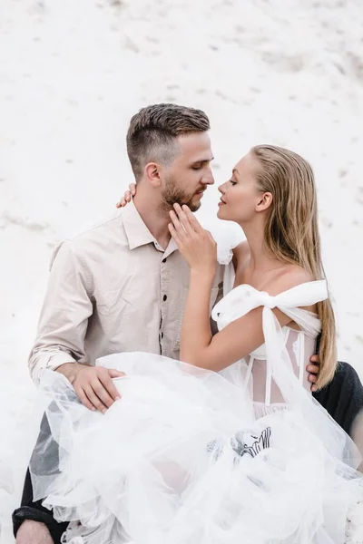 Hermosa boda pareja novia y novio en el día de la boda al aire libre en la playa del océano. Feliz matrimonio. —  Fotos de Stock