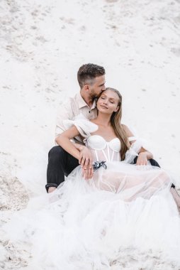 Güzel bir çift gelin ve damat, düğün günü okyanus sahilinde. Mutlu evlilikler.