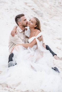 Güzel bir çift gelin ve damat, düğün günü okyanus sahilinde. Mutlu evlilikler.