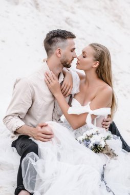 Güzel bir çift gelin ve damat, düğün günü okyanus sahilinde. Mutlu evlilikler.