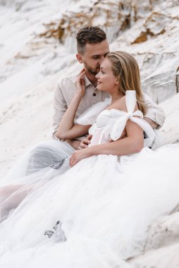 Güzel bir çift gelin ve damat, düğün günü okyanus sahilinde. Mutlu evlilikler.