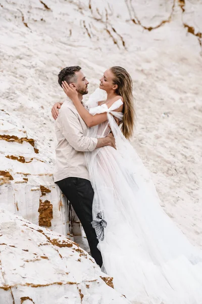 Güzel bir çift gelin ve damat, düğün günü okyanus sahilinde. Mutlu evlilikler.