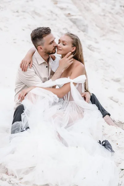 Hermosa boda pareja novia y novio en el día de la boda al aire libre en la playa del océano. Feliz matrimonio. —  Fotos de Stock