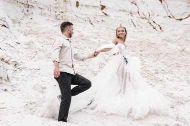 Güzel bir çift gelin ve damat, düğün günü okyanus sahilinde. Mutlu evlilikler.