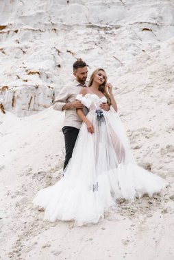 Güzel bir çift gelin ve damat, düğün günü okyanus sahilinde. Mutlu evlilikler.