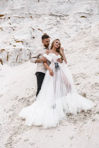 Güzel bir çift gelin ve damat, düğün günü okyanus sahilinde. Mutlu evlilikler.