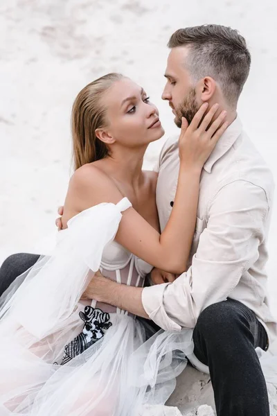 Güzel bir çift gelin ve damat, düğün günü okyanus sahilinde. Mutlu evlilikler.