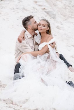 Güzel bir çift gelin ve damat, düğün günü okyanus sahilinde. Mutlu evlilikler.