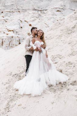 Güzel bir çift gelin ve damat, düğün günü okyanus sahilinde. Mutlu evlilikler.