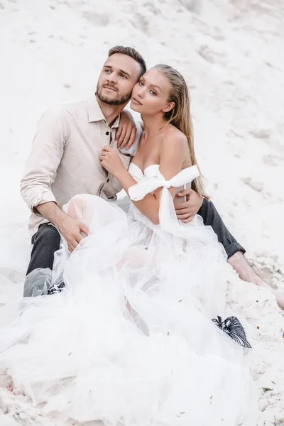 海のビーチで屋外で結婚式の日に美しい結婚式のカップルの花嫁と新郎。幸せな結婚 — ストック写真