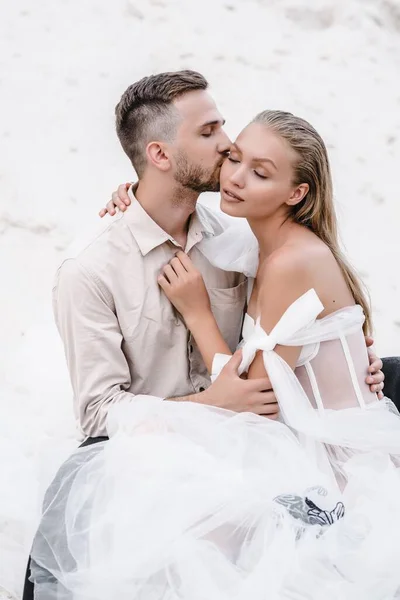 Hermosa boda pareja novia y novio en el día de la boda al aire libre en la playa del océano. Feliz matrimonio. —  Fotos de Stock