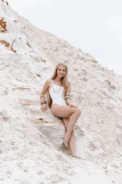 Giovane snella bella donna sottile sexy in costume da bagno bianco body su sabbia bianca sulla spiaggia con — Foto Stock