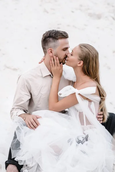 Hermosa boda pareja novia y novio en el día de la boda al aire libre en la playa del océano. Feliz matrimonio. —  Fotos de Stock