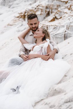 Güzel bir çift gelin ve damat, düğün günü okyanus sahilinde. Mutlu evlilikler.