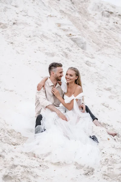 Hermosa boda pareja novia y novio en el día de la boda al aire libre en la playa del océano. Feliz matrimonio. —  Fotos de Stock