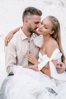 Güzel bir çift gelin ve damat, düğün günü okyanus sahilinde. Mutlu evlilikler.