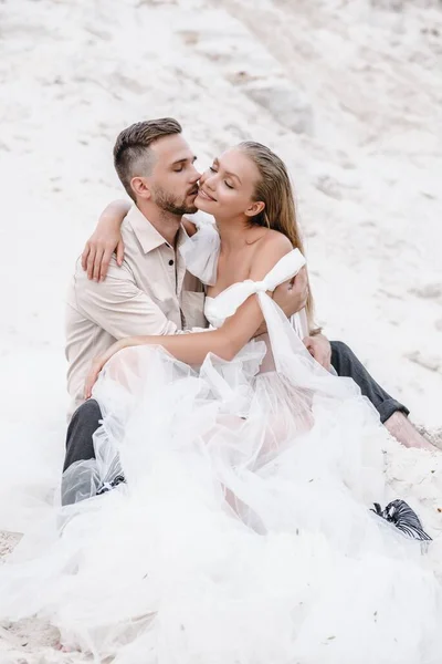 Hermosa boda pareja novia y novio en el día de la boda al aire libre en la playa del océano. Feliz matrimonio. —  Fotos de Stock