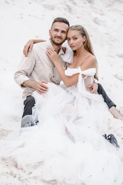 Hermosa boda pareja novia y novio en el día de la boda al aire libre en la playa del océano. Feliz matrimonio. —  Fotos de Stock