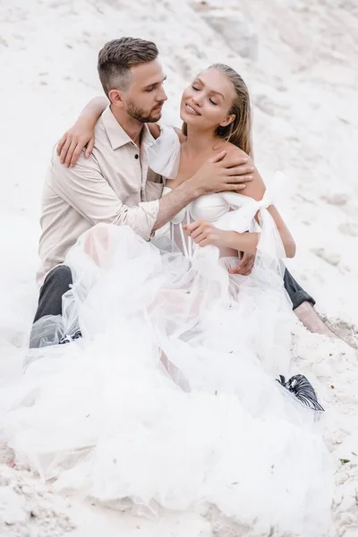 Hermosa boda pareja novia y novio en el día de la boda al aire libre en la playa del océano. Feliz matrimonio. —  Fotos de Stock