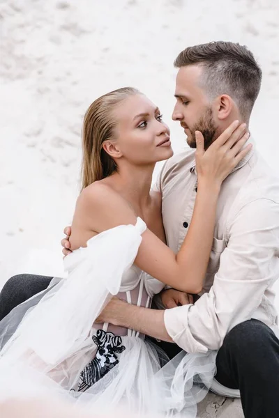 Hermosa boda pareja novia y novio en el día de la boda al aire libre en la playa del océano. Feliz matrimonio. —  Fotos de Stock