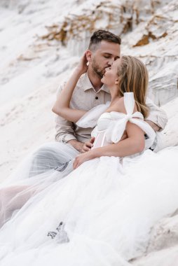 Güzel bir çift gelin ve damat, düğün günü okyanus sahilinde. Mutlu evlilikler.