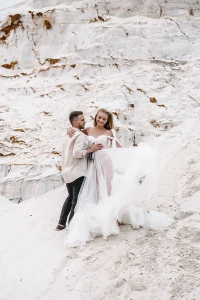 海のビーチで屋外で結婚式の日に美しい結婚式のカップルの花嫁と新郎。幸せな結婚 — ストック写真