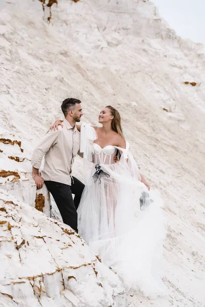 Güzel bir çift gelin ve damat, düğün günü okyanus sahilinde. Mutlu evlilikler.