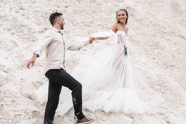 Hermosa boda pareja novia y novio en el día de la boda al aire libre en la playa del océano. Feliz matrimonio. —  Fotos de Stock