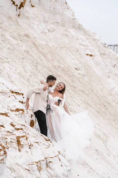 Hermosa boda pareja novia y novio en el día de la boda al aire libre en la playa del océano. Feliz matrimonio. —  Fotos de Stock