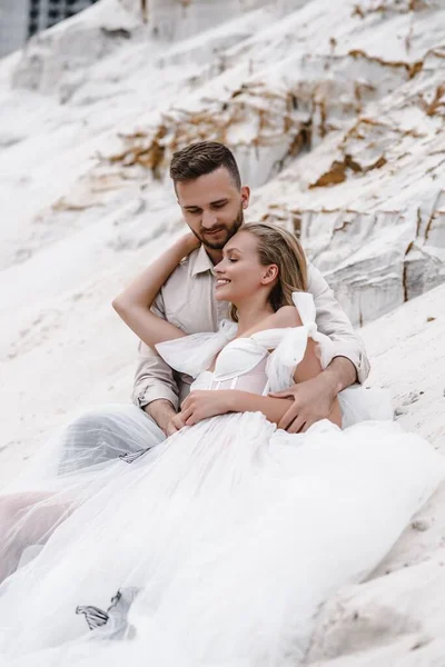 Hermosa boda pareja novia y novio en el día de la boda al aire libre en la playa del océano. Feliz matrimonio. —  Fotos de Stock