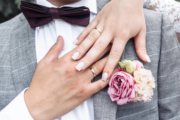 Hände junger Leute mit Eheringen. Details zum Hochzeitstag. Calla-Blumen. Ehepartner — Stockfoto