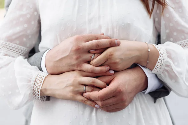 Manos de jóvenes con anillos de boda. detalles del día de la boda. Flores de cala. cónyuges —  Fotos de Stock