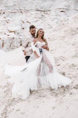 Güzel bir çift gelin ve damat, düğün günü okyanus sahilinde. Mutlu evlilikler.