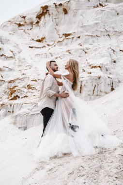 Güzel bir çift gelin ve damat, düğün günü okyanus sahilinde. Mutlu evlilikler.