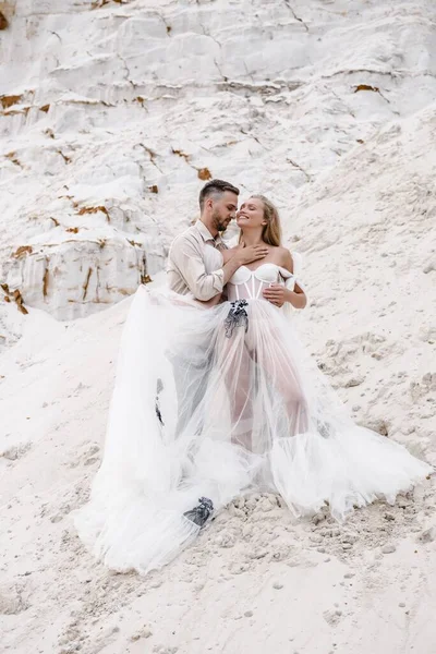 Hermosa boda pareja novia y novio en el día de la boda al aire libre en la playa del océano. Feliz matrimonio. —  Fotos de Stock