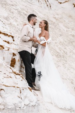 Güzel bir çift gelin ve damat, düğün günü okyanus sahilinde. Mutlu evlilikler.