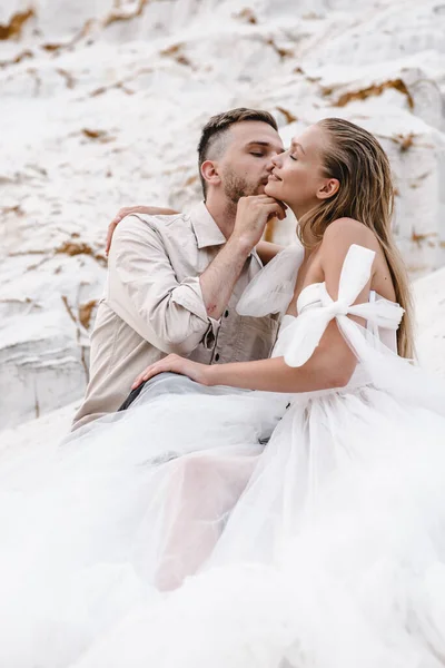 Hermosa boda pareja novia y novio en el día de la boda al aire libre en la playa del océano. Feliz matrimonio. —  Fotos de Stock