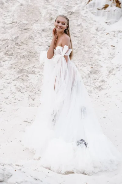 Prachtige bruidsdag buiten op het strand. Gelukkige huwelijk paar o — Stockfoto