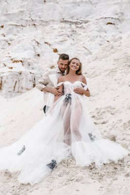 Güzel bir çift gelin ve damat, düğün günü okyanus sahilinde. Mutlu evlilikler.