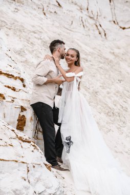 Güzel bir çift gelin ve damat, düğün günü okyanus sahilinde. Mutlu evlilikler.