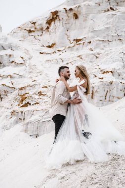 Güzel bir çift gelin ve damat, düğün günü okyanus sahilinde. Mutlu evlilikler.