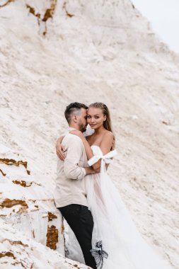 Güzel bir çift gelin ve damat, düğün günü okyanus sahilinde. Mutlu evlilikler.