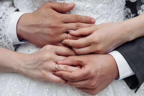 Manos de jóvenes con anillos de boda. detalles del día de la boda. Flores de cala. cónyuges —  Fotos de Stock