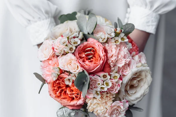 Hände Junger Leute Mit Eheringen Details Zum Hochzeitstag Calla Blumen — Stockfoto