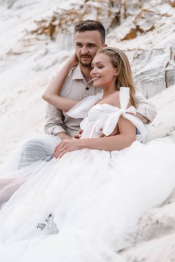 Güzel bir çift gelin ve damat, düğün günü okyanus sahilinde. Mutlu evlilikler.