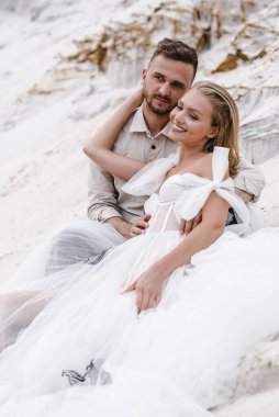 Güzel bir çift gelin ve damat, düğün günü okyanus sahilinde. Mutlu evlilikler.