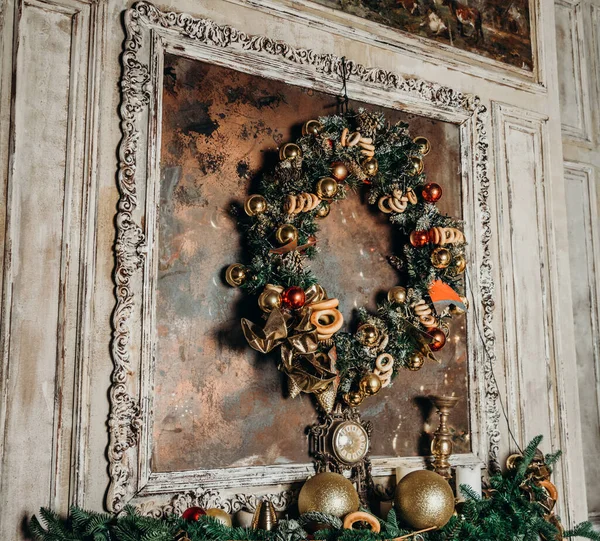 Mooie grote kerstboom versierd met ballen en speelgoed vakantie kerststemming geschenken met linten — Stockfoto