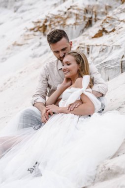 Güzel bir çift gelin ve damat, düğün günü okyanus sahilinde. Mutlu evlilikler.