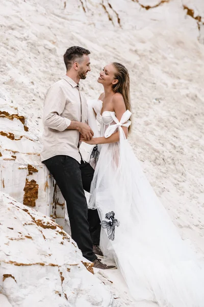 Hermosa boda pareja novia y novio en el día de la boda al aire libre en la playa del océano. Feliz matrimonio. —  Fotos de Stock