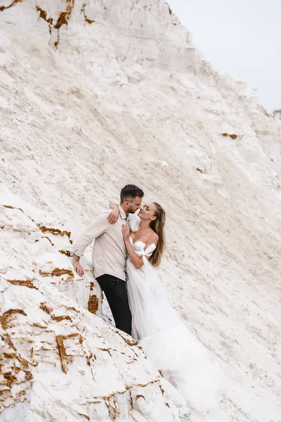 Hermosa boda pareja novia y novio en el día de la boda al aire libre en la playa del océano. Feliz matrimonio. —  Fotos de Stock